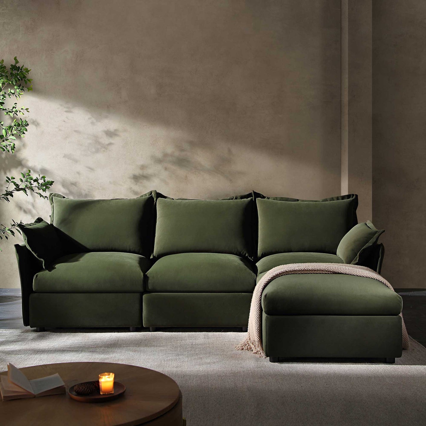 Canapé modulaire Byron Pillow Edge en velours vert mousse, méridienne 3 places