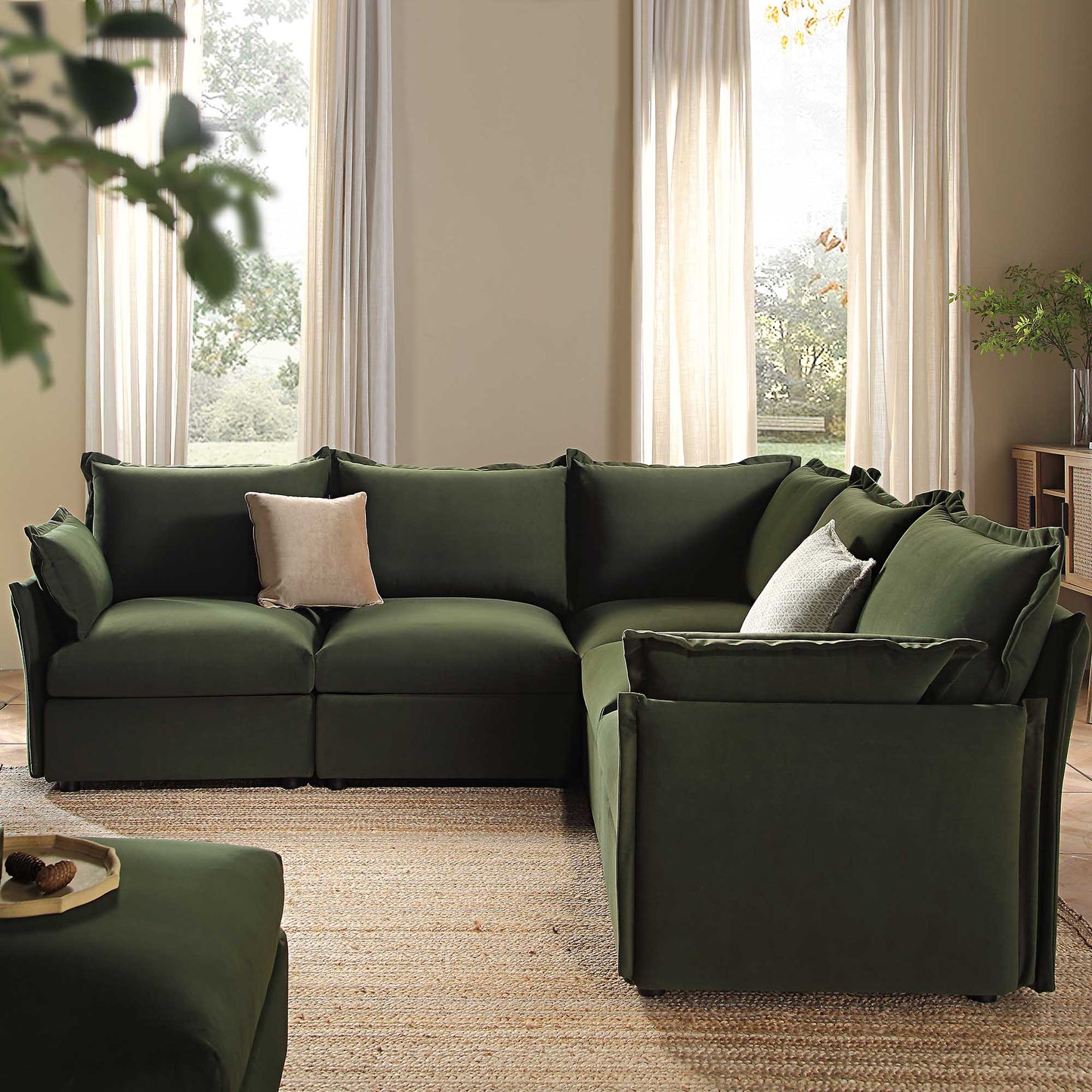 Canapé d'angle modulable 5 places et tabouret Byron Pillow Edge en velours vert mousse