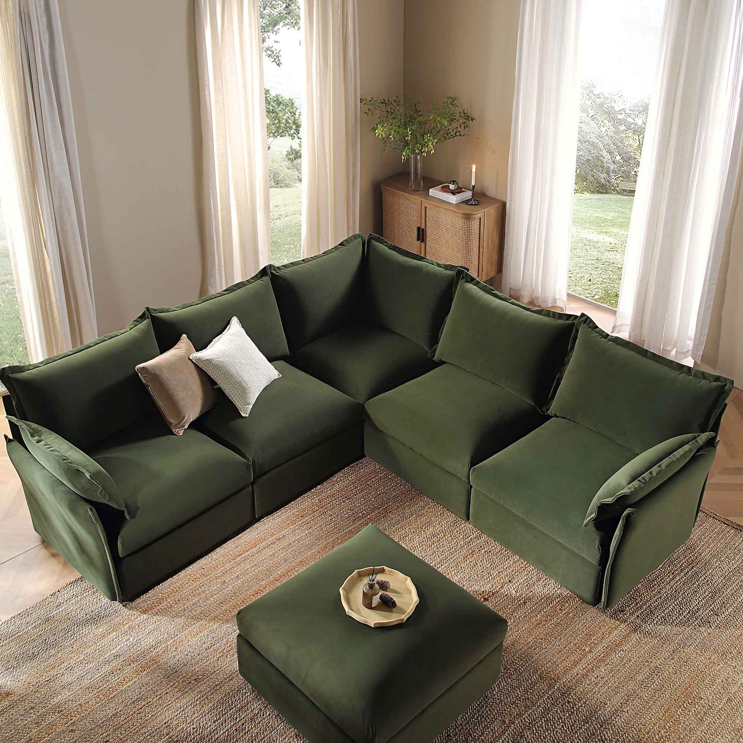 Canapé d'angle modulable 5 places et tabouret Byron Pillow Edge en velours vert mousse