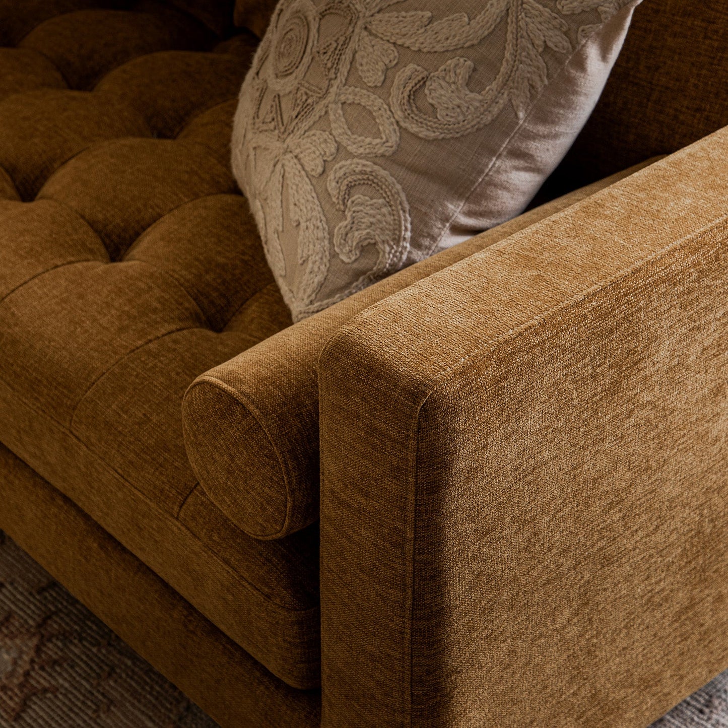 Canapé d'angle 5 places Henrietta, chenille miel épicé