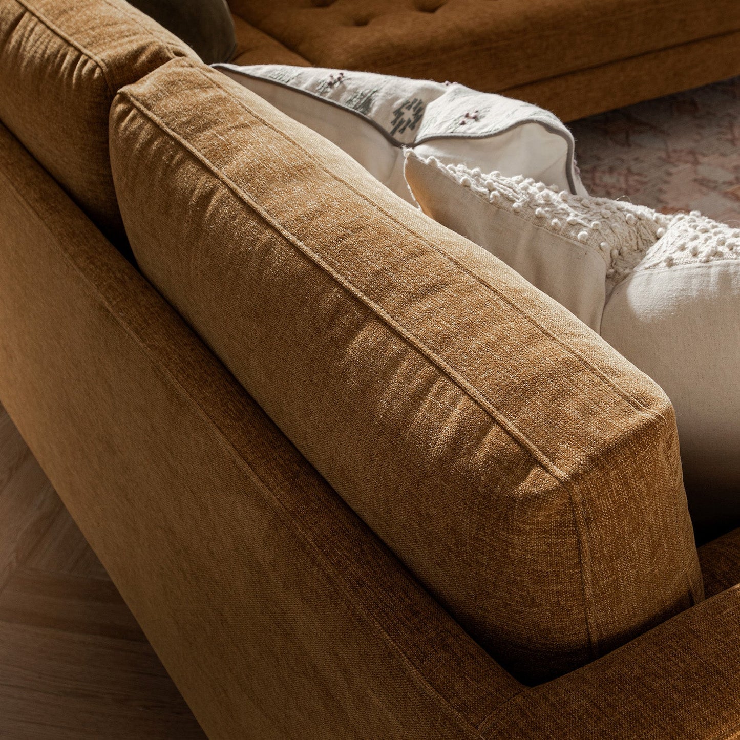 Canapé d'angle 5 places Henrietta, chenille miel épicé