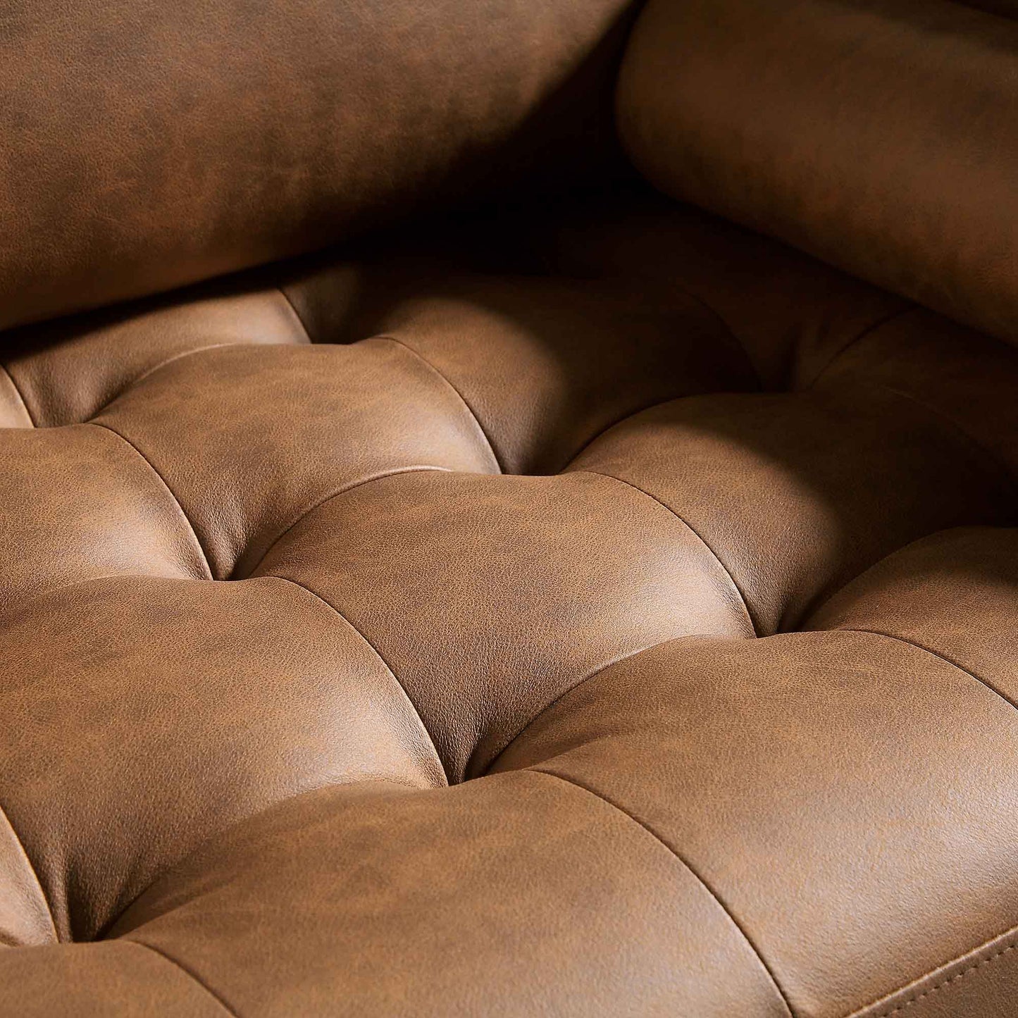 Grand canapé 3 places Henrietta, simili-daim beige