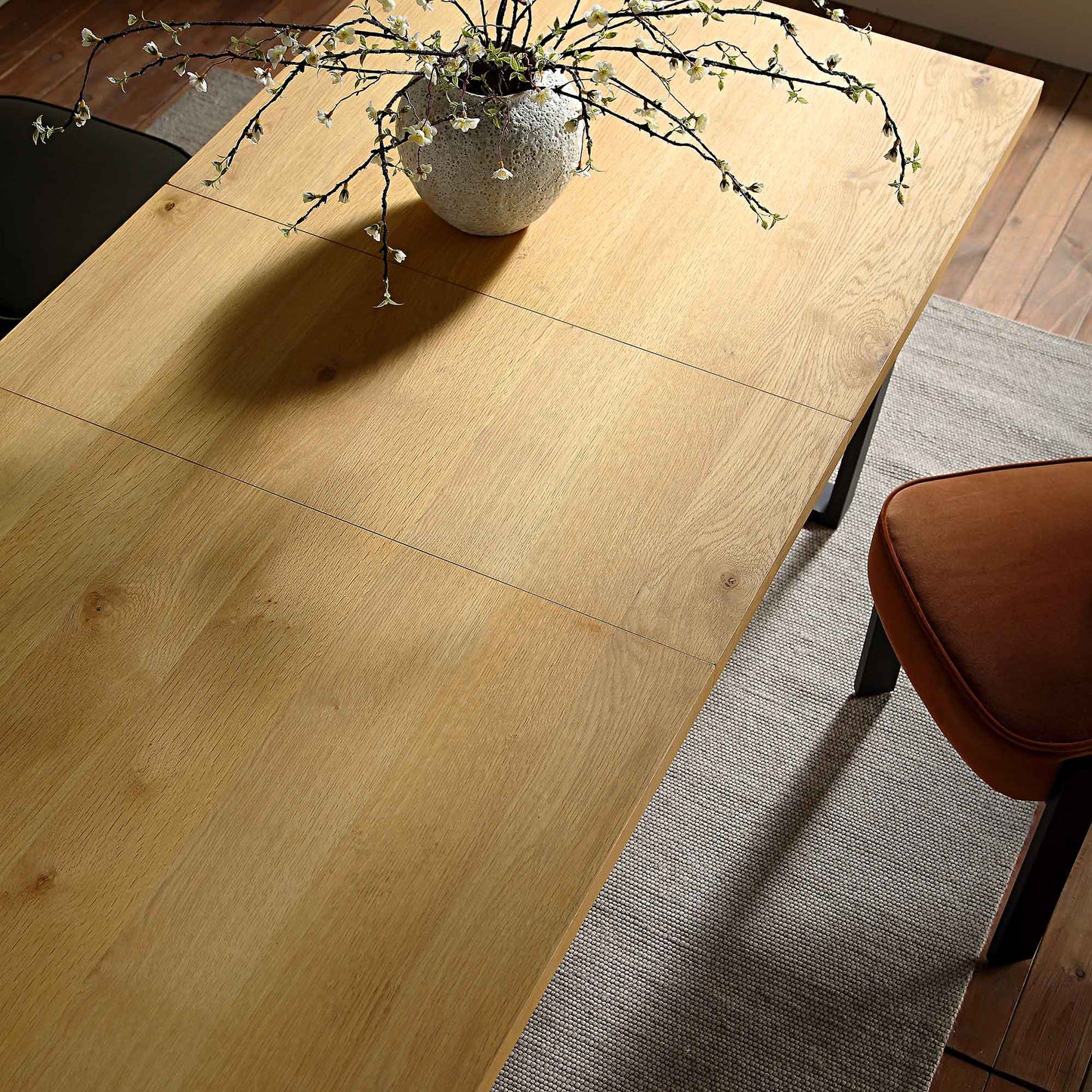 Table à manger extensible BERN 6-8 places en chêne avec pieds en métal