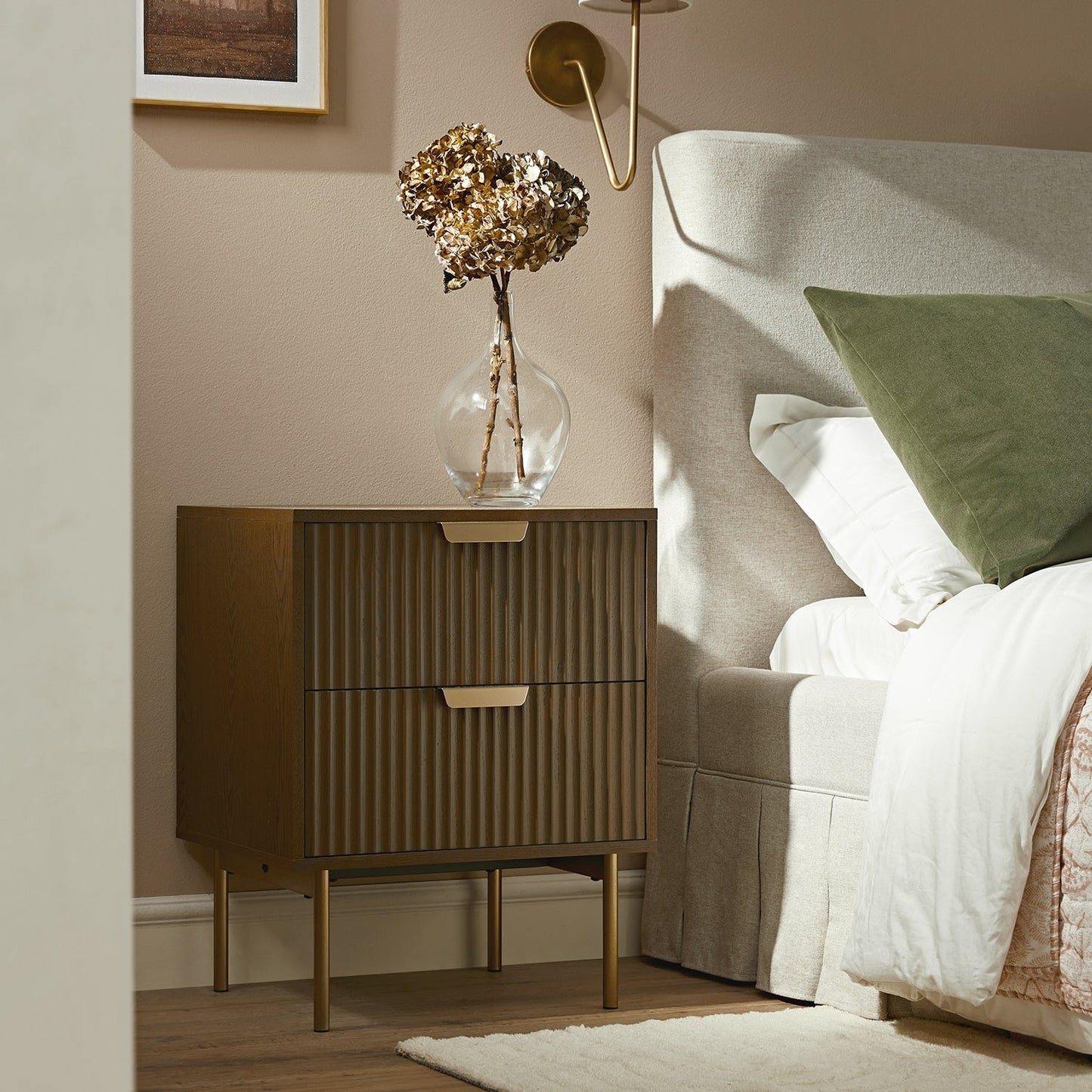 Table de chevet Richmond Ridged à 2 tiroirs, frêne foncé