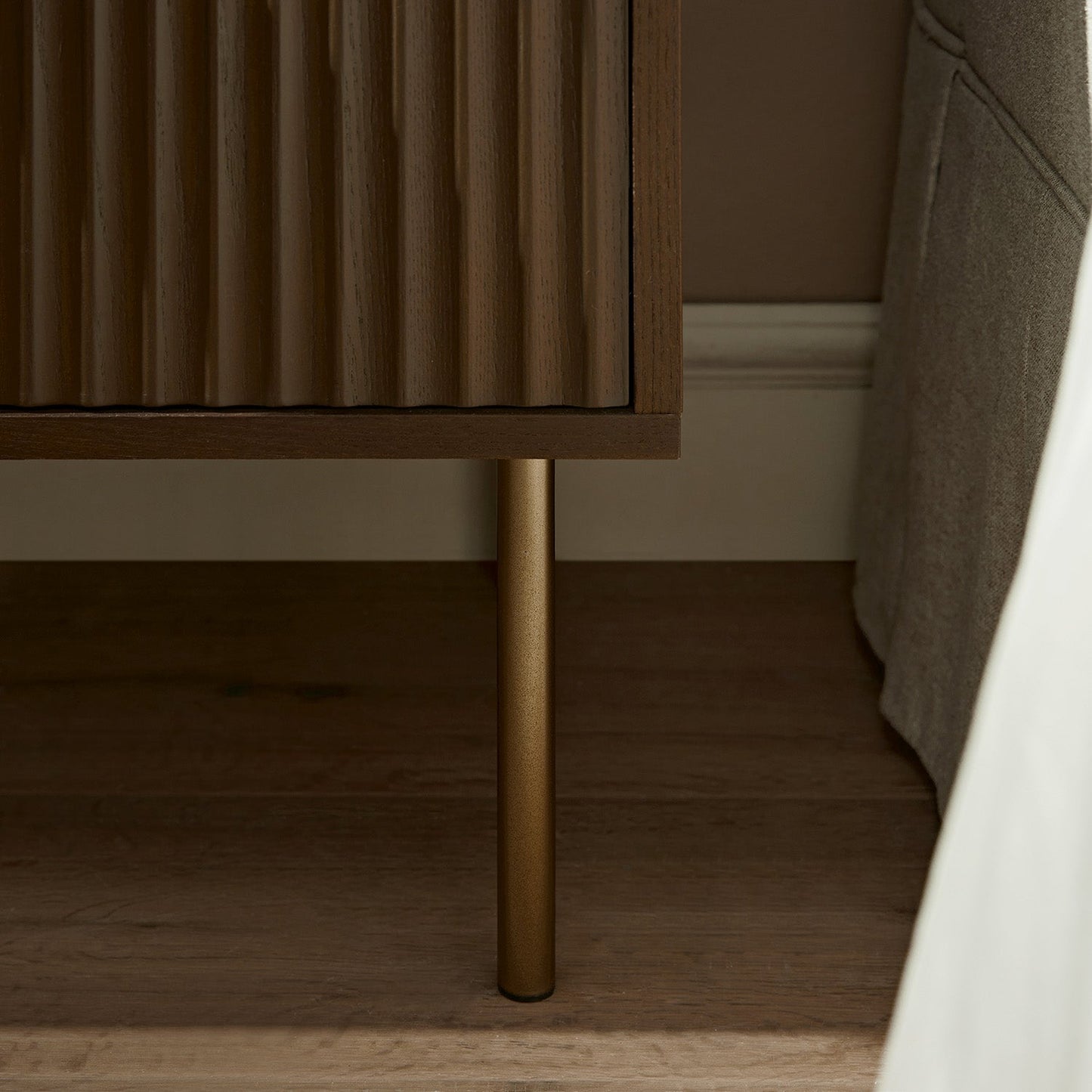 Table de chevet Richmond Ridged à 2 tiroirs, frêne foncé