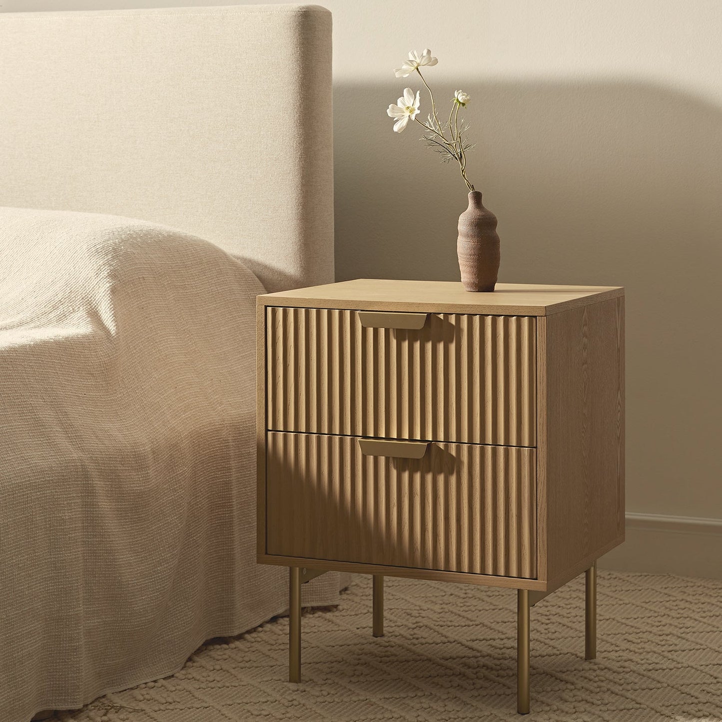 Table de chevet Richmond Ridged à 2 tiroirs, frêne clair