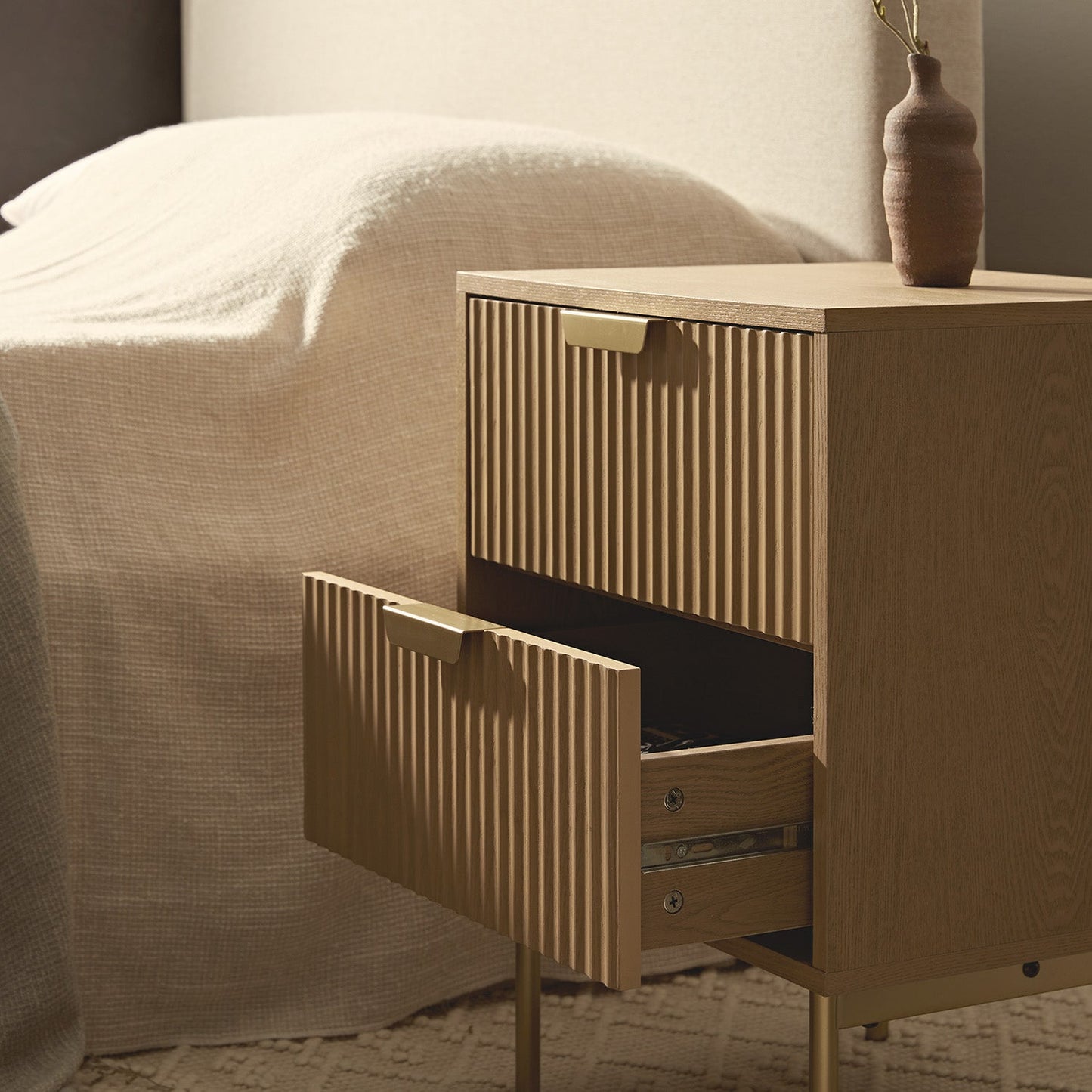 Table de chevet Richmond Ridged à 2 tiroirs, frêne clair