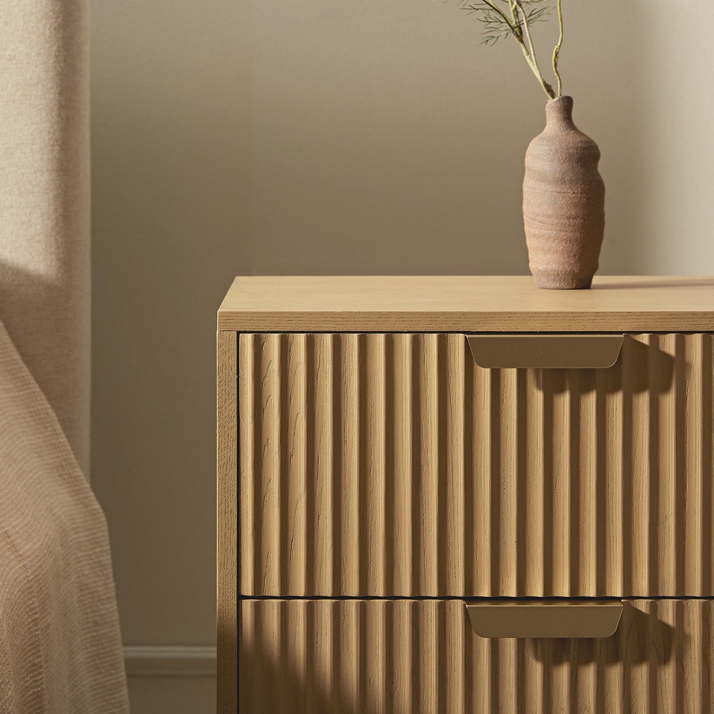 Table de chevet Richmond Ridged à 2 tiroirs, frêne clair