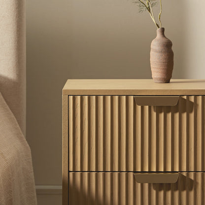 Table de chevet Richmond Ridged à 2 tiroirs, frêne clair