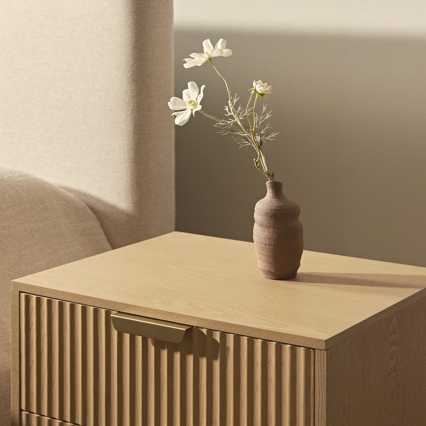 Table de chevet Richmond Ridged à 2 tiroirs, frêne clair