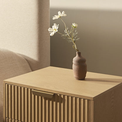 Table de chevet Richmond Ridged à 2 tiroirs, frêne clair