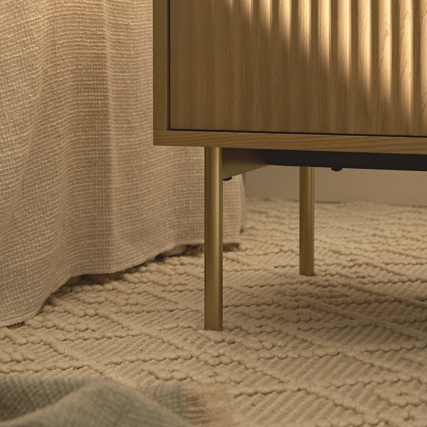 Table de chevet Richmond Ridged à 2 tiroirs, frêne clair