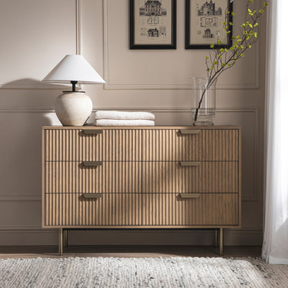 Commode large striée Richmond à 6 tiroirs, frêne clair
