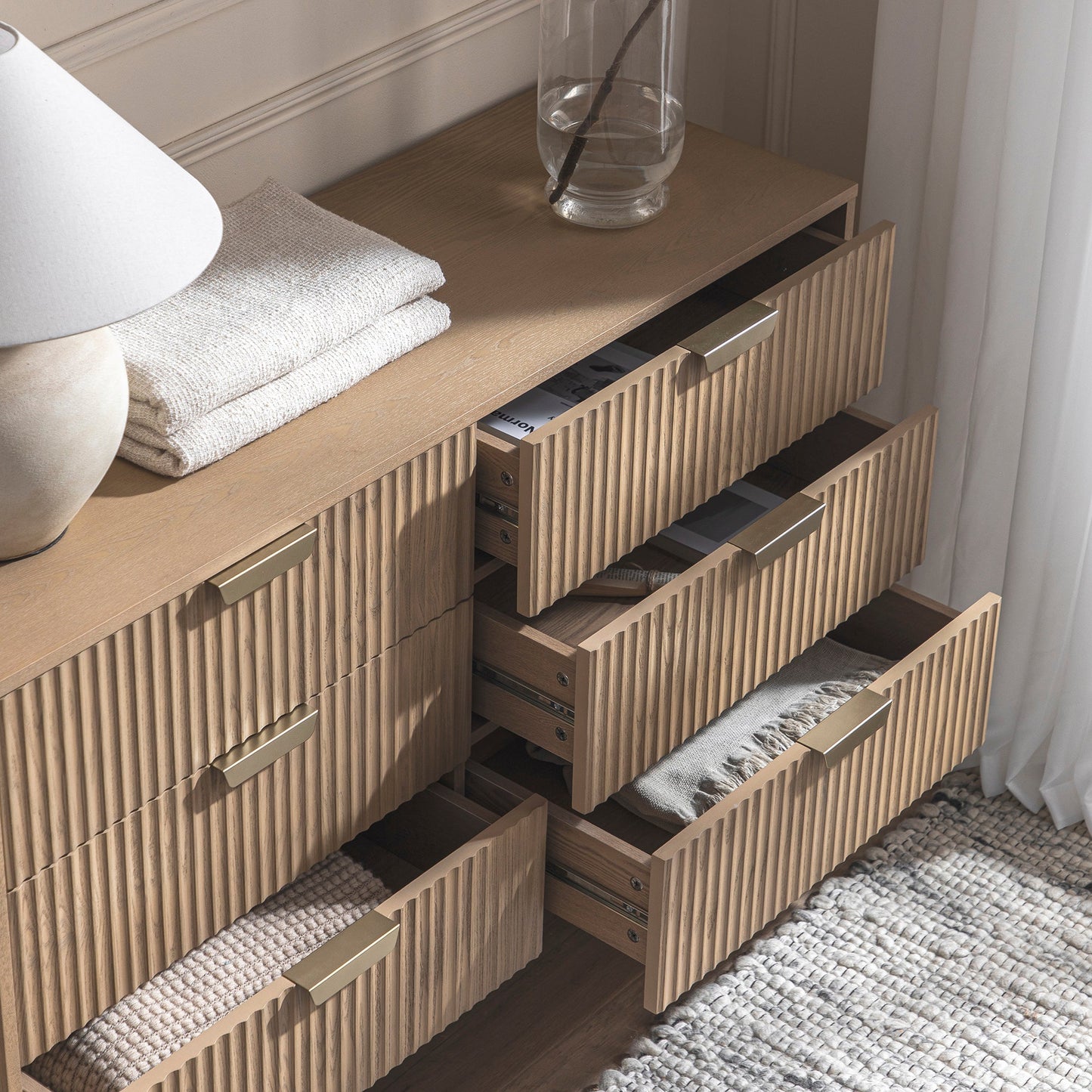 Commode large striée Richmond à 6 tiroirs, frêne clair