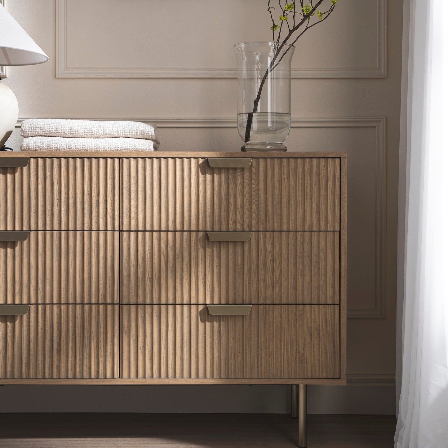 Commode large striée Richmond à 6 tiroirs, frêne clair