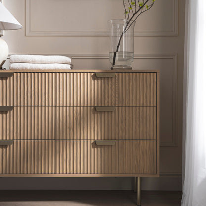 Commode large striée Richmond à 6 tiroirs, frêne clair