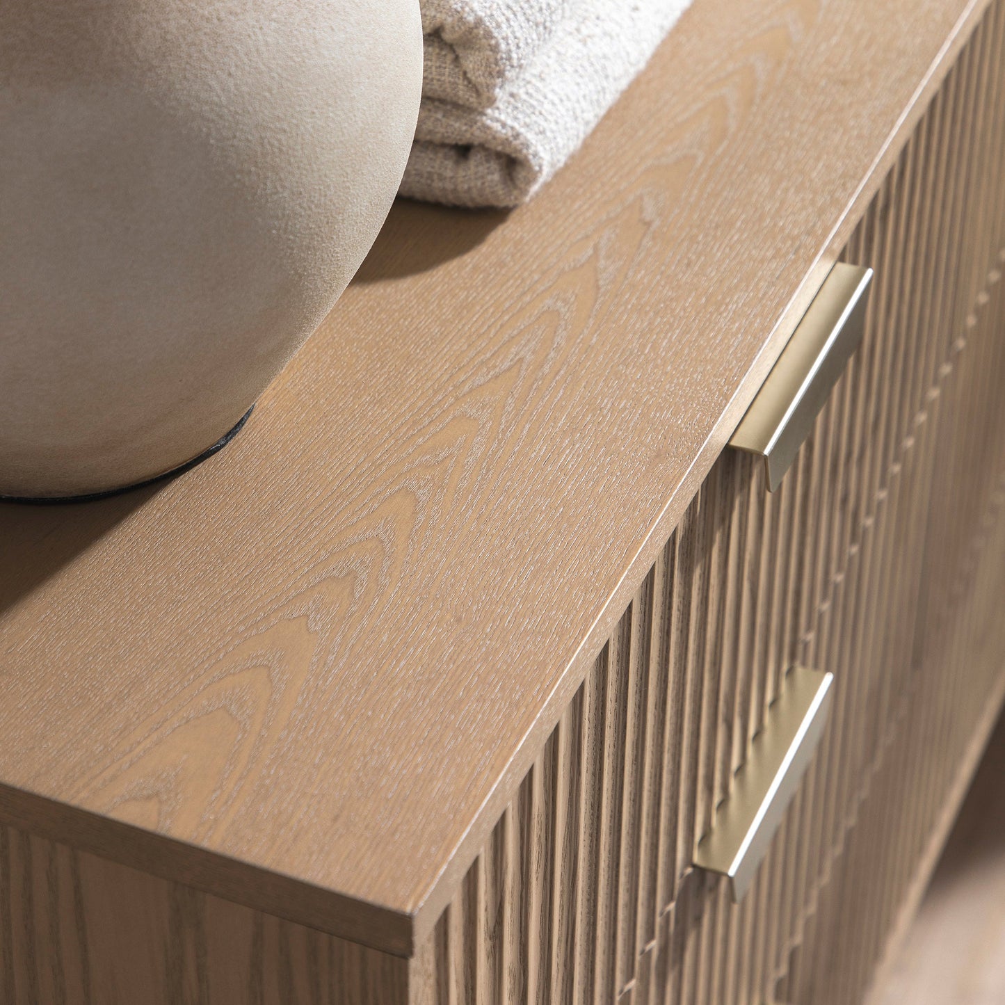 Commode large striée Richmond à 6 tiroirs, frêne clair