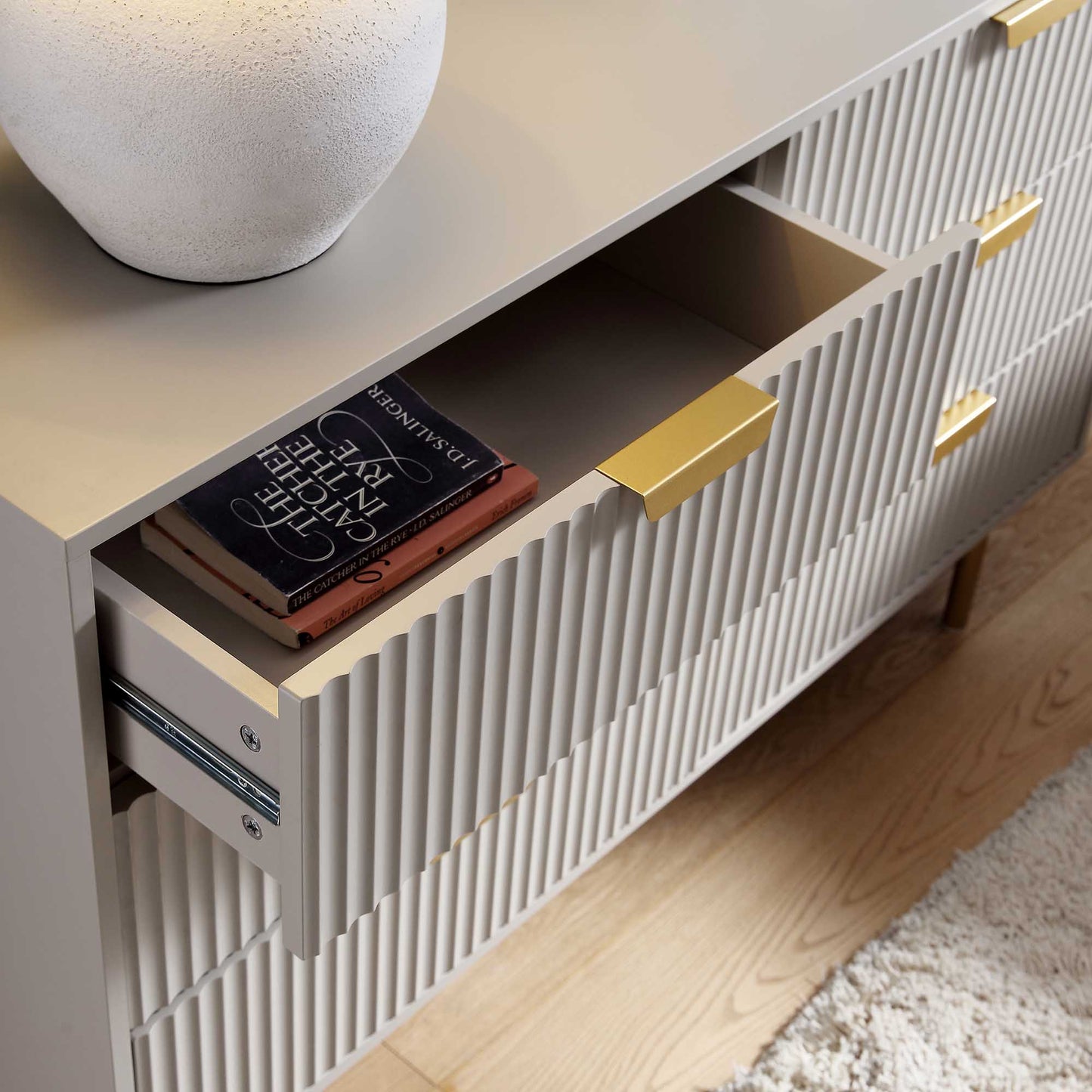 Commode large Richmond striée à 6 tiroirs, taupe mat