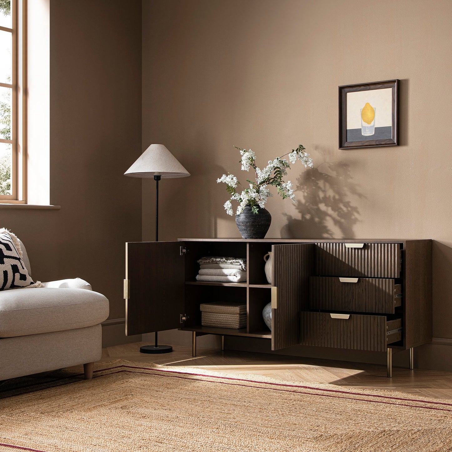 Grand buffet strié Richmond, frêne foncé