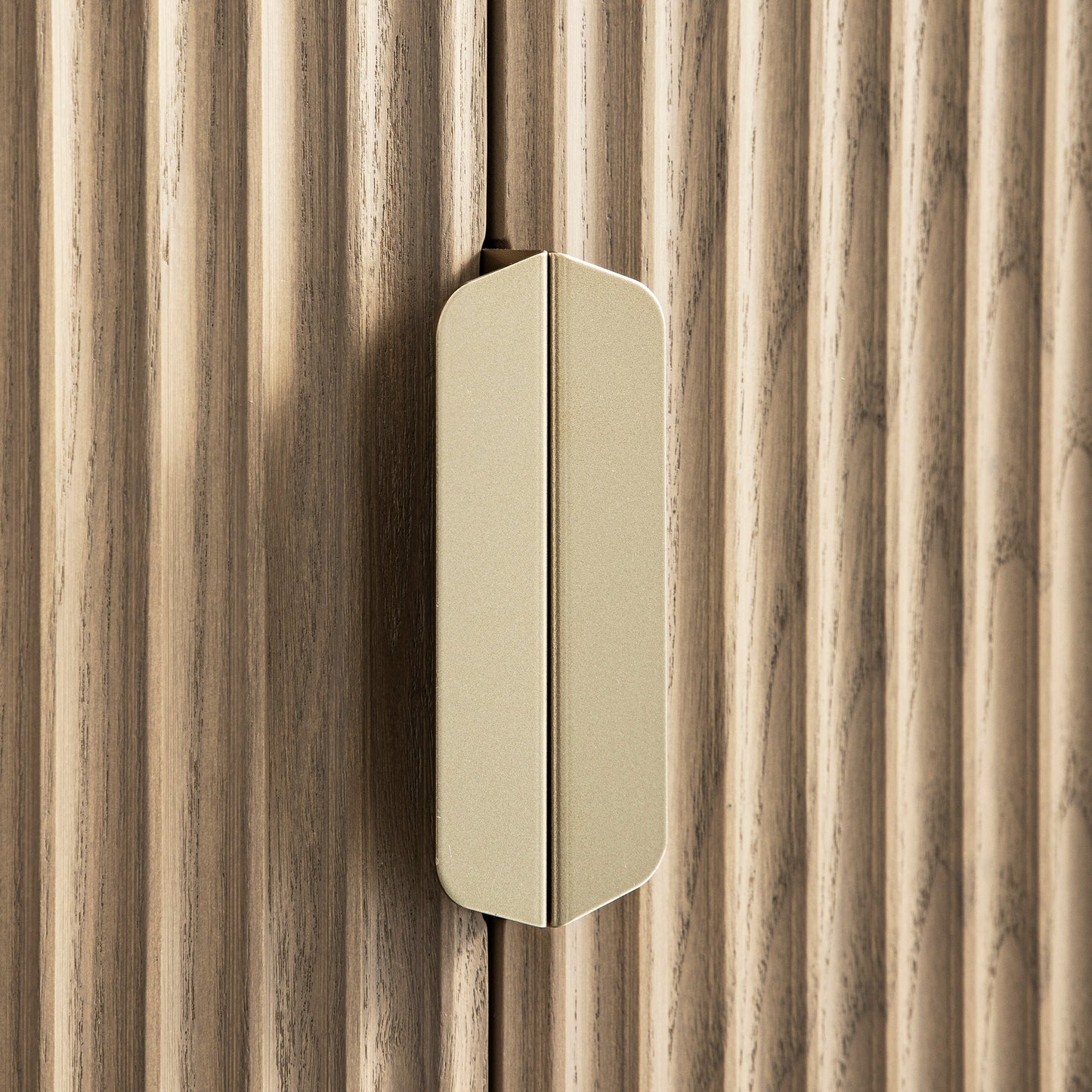 Grand buffet strié Richmond, frêne clair