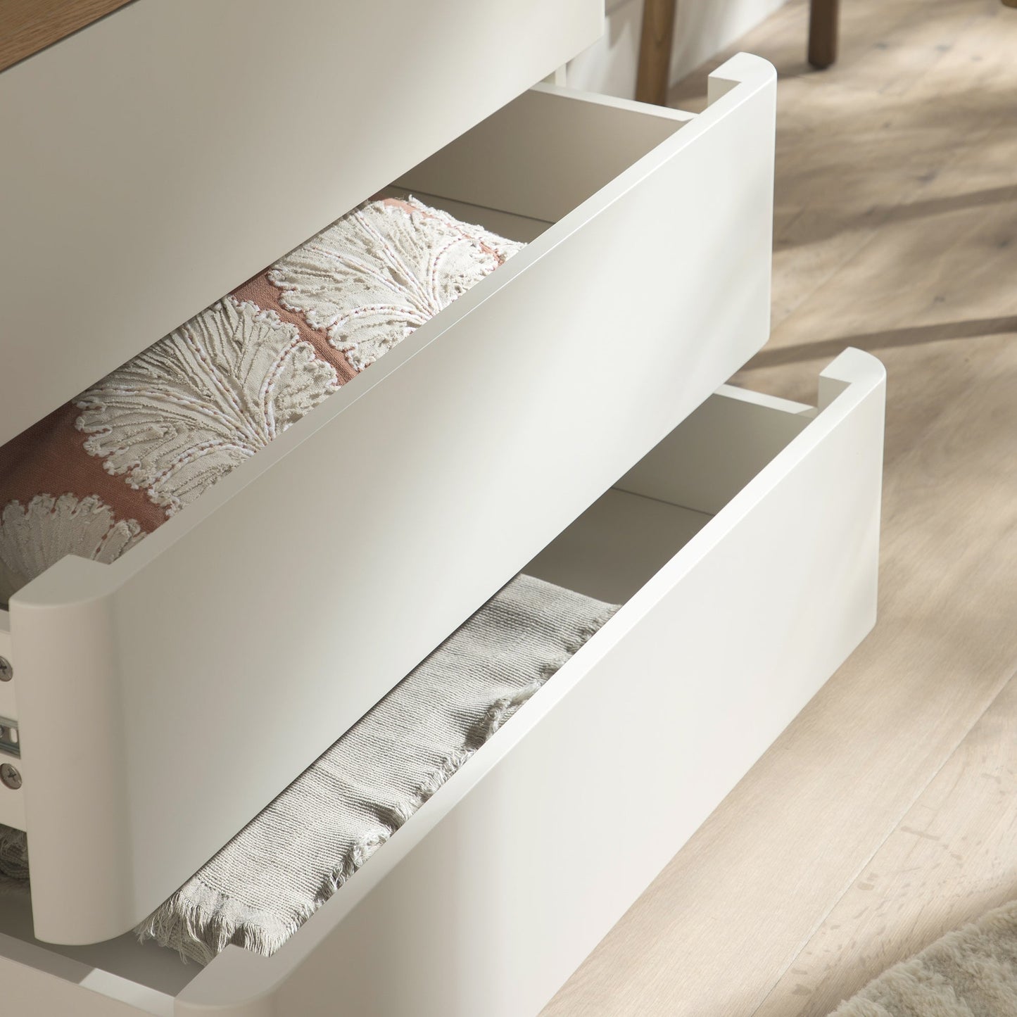 Commode 3 tiroirs à bords incurvés Agnes, blanche