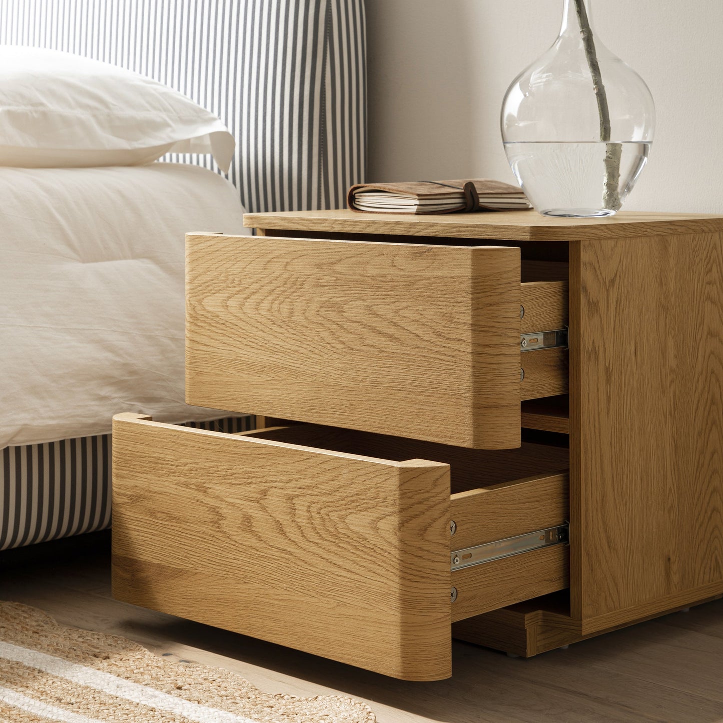 Table de chevet Agnes à 2 tiroirs et bords incurvés, couleur naturelle