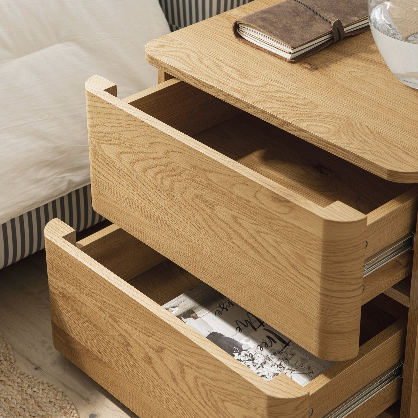 Table de chevet Agnes à 2 tiroirs et bords incurvés, couleur naturelle