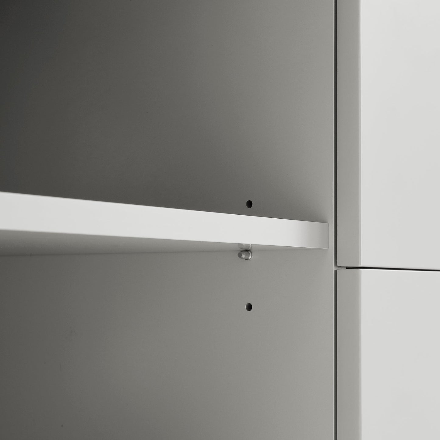 Meuble TV Agnes à bords incurvés, 150 cm de large, gris tourterelle avec plateau en chêne