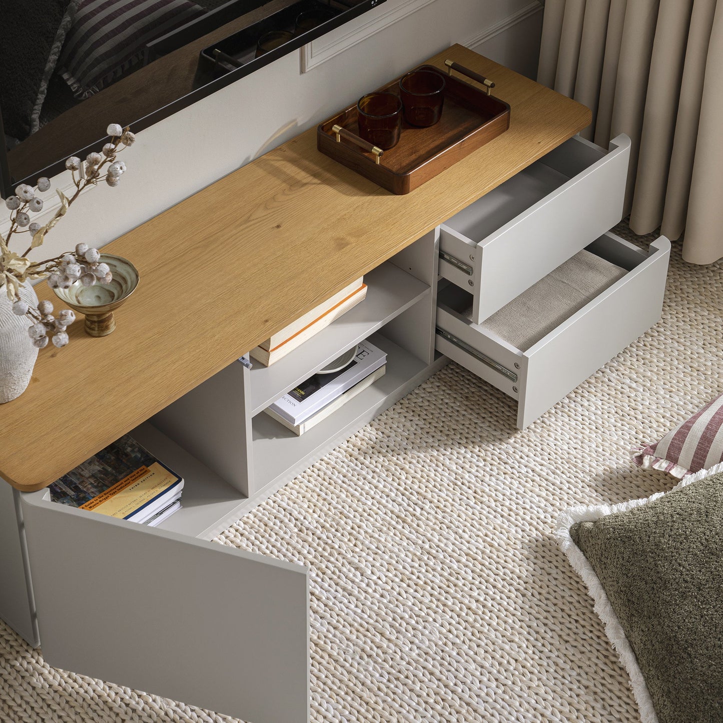 Meuble TV Agnes à bords incurvés, 150 cm de large, gris tourterelle avec plateau en chêne