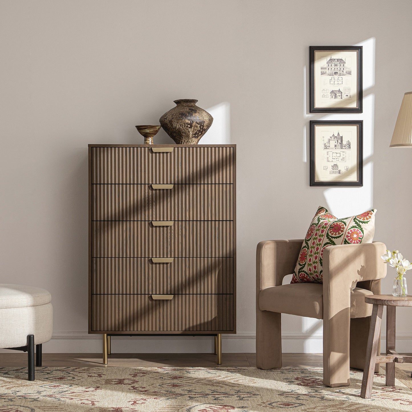 Commode striée Richmond à 5 tiroirs, frêne foncé