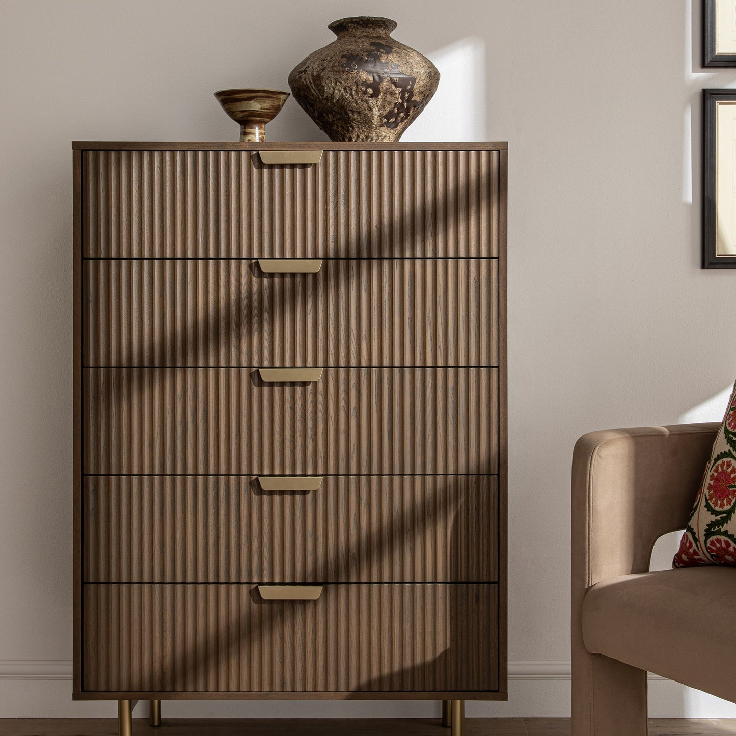 Commode striée Richmond à 5 tiroirs, frêne foncé