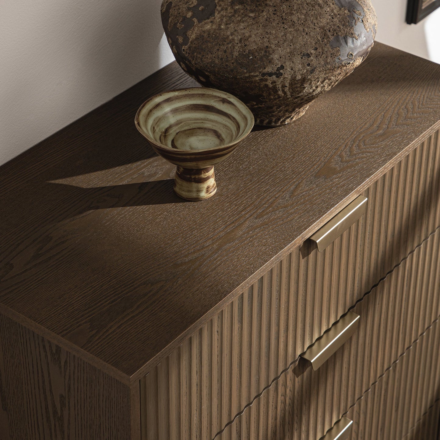 Commode striée Richmond à 5 tiroirs, frêne foncé