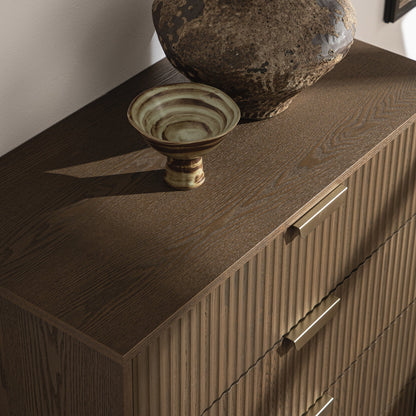 Commode striée Richmond à 5 tiroirs, frêne foncé