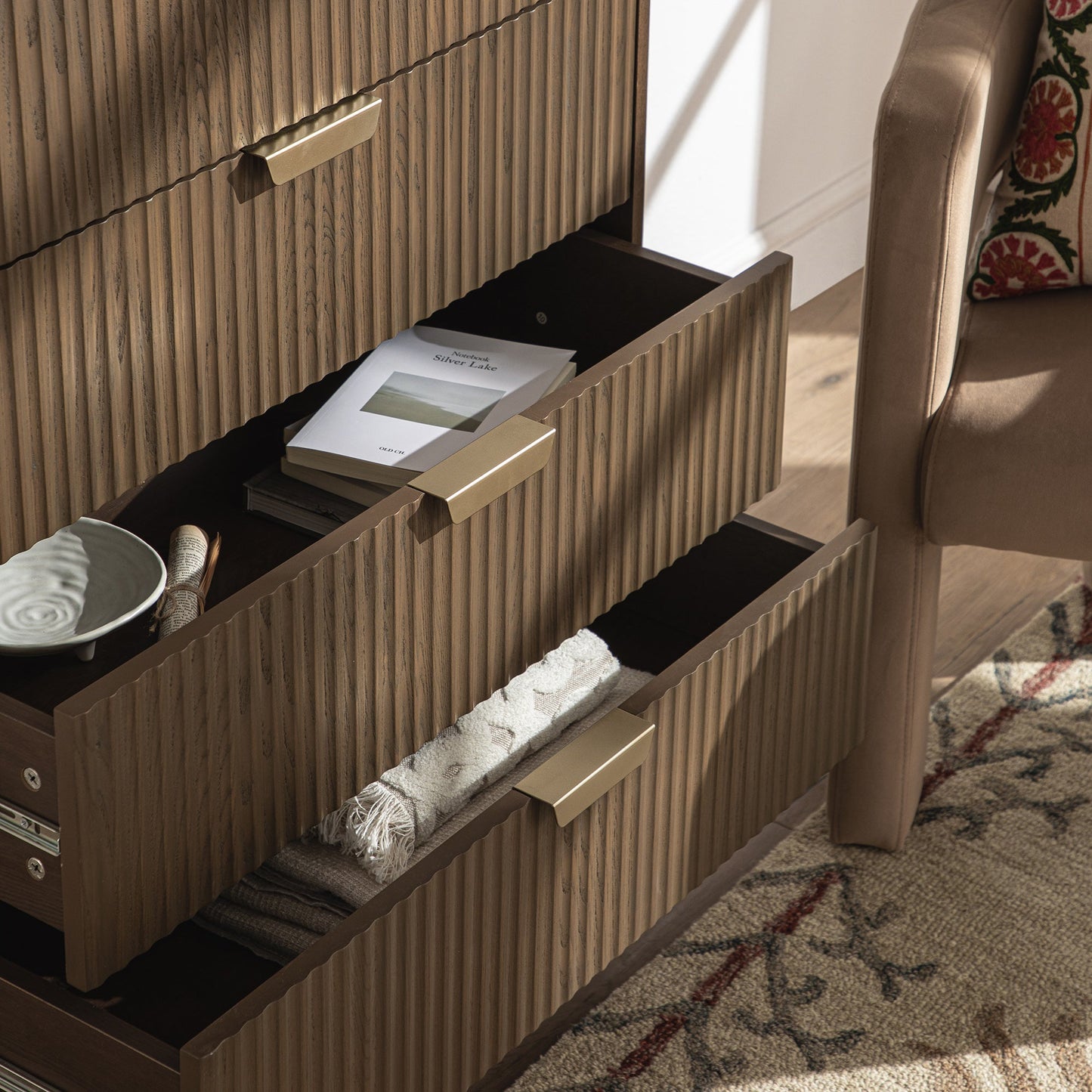 Commode striée Richmond à 5 tiroirs, frêne foncé