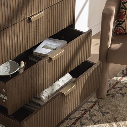 Commode striée Richmond à 5 tiroirs, frêne foncé