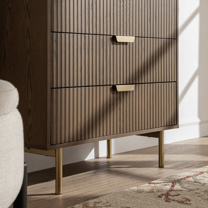 Commode striée Richmond à 5 tiroirs, frêne foncé