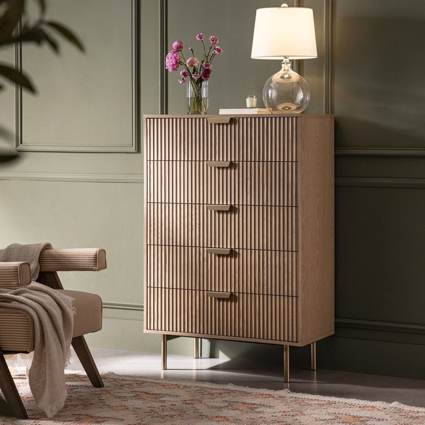 Commode striée Richmond à 5 tiroirs, frêne clair