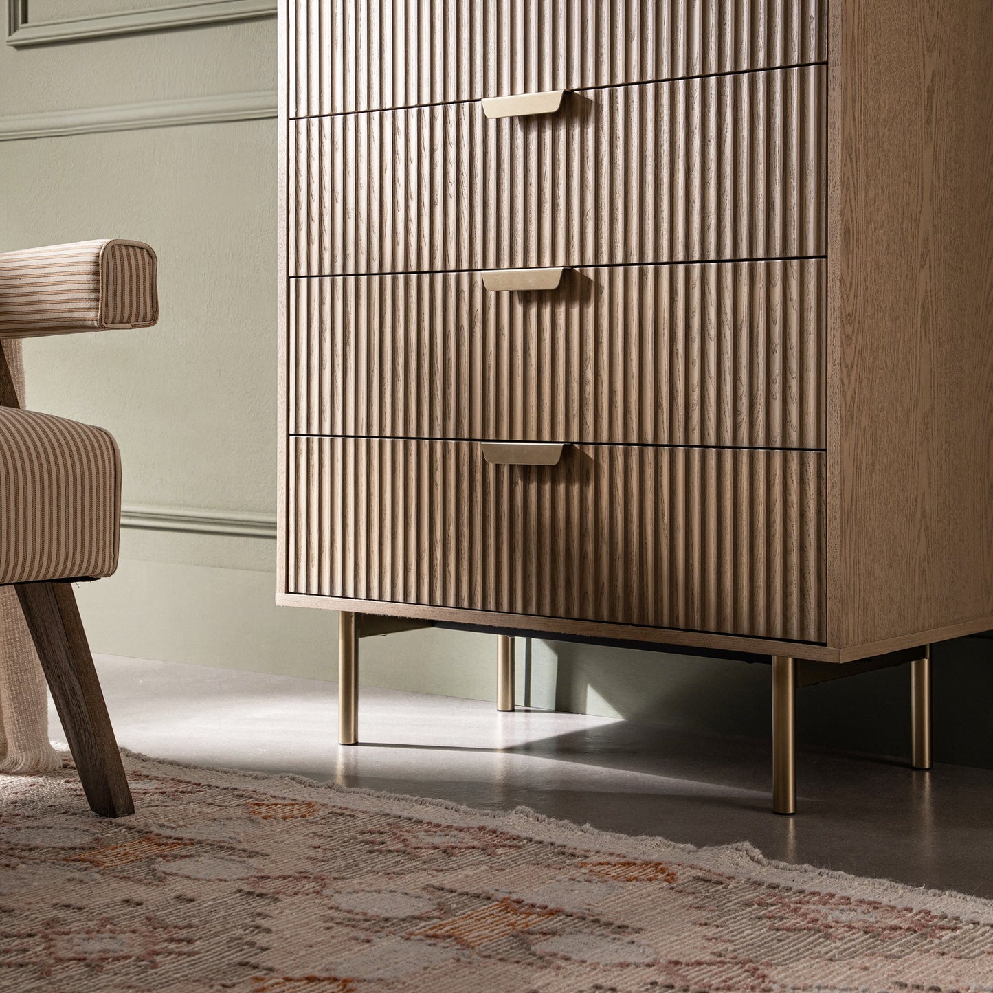 Commode striée Richmond à 5 tiroirs, frêne clair