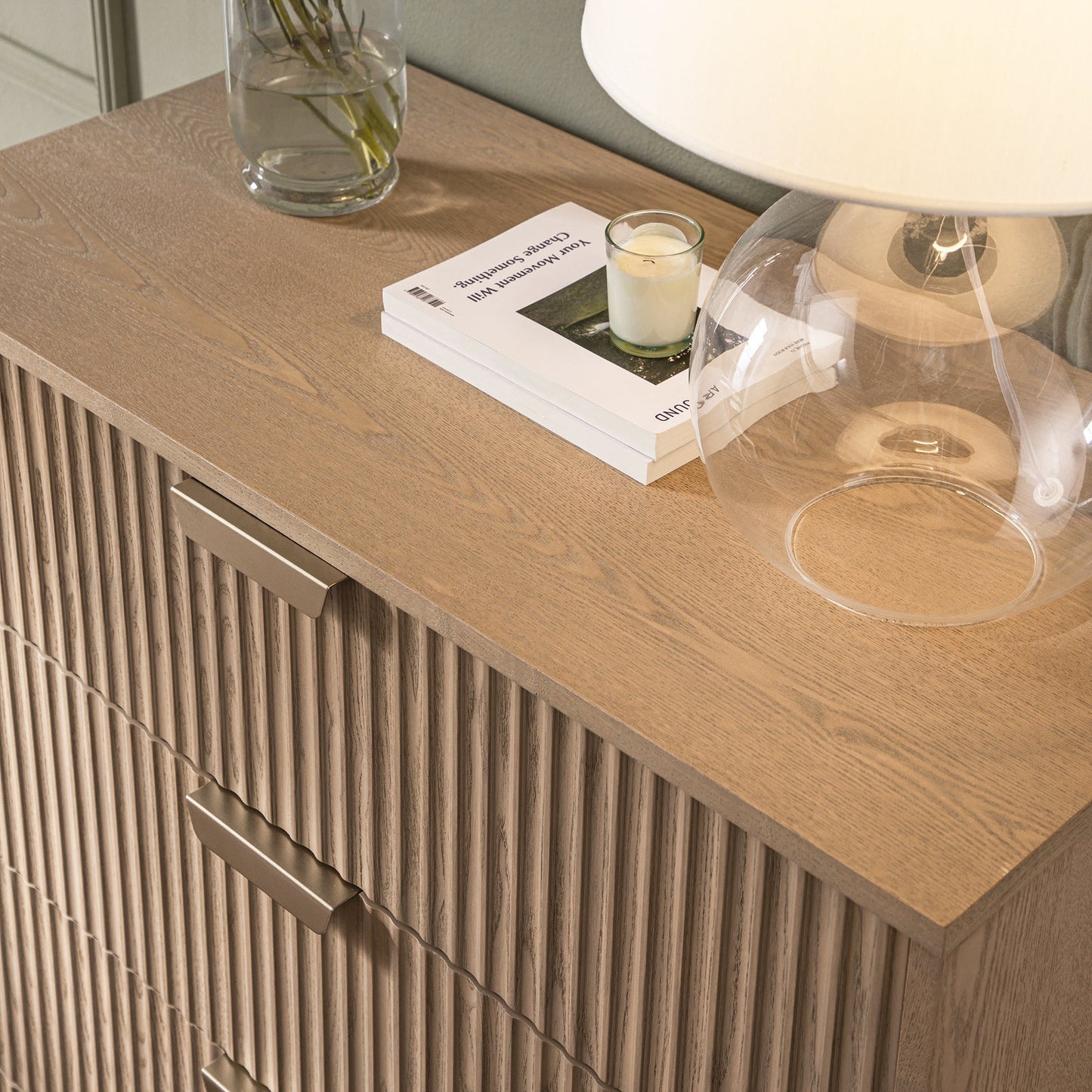 Commode striée Richmond à 5 tiroirs, frêne clair