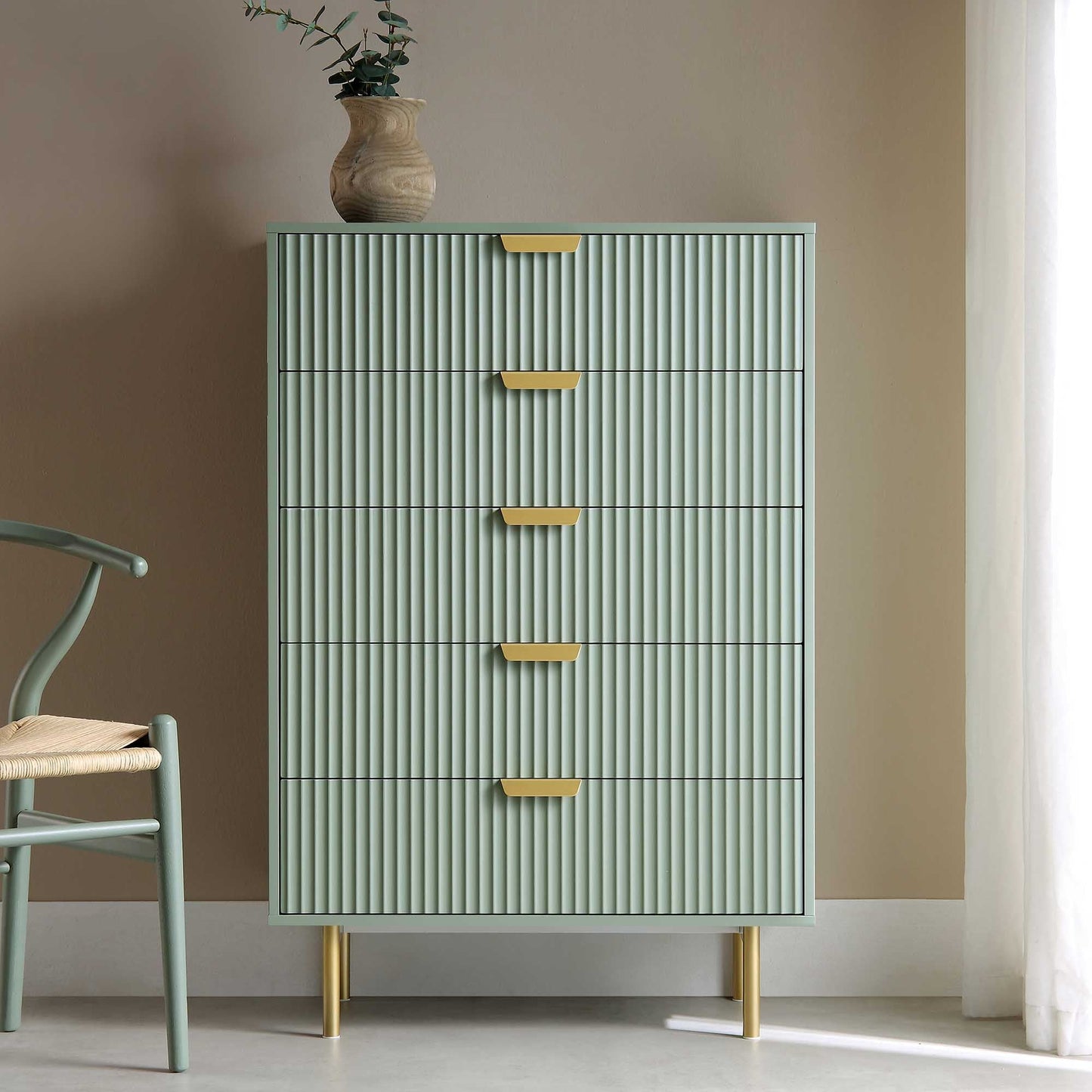 Commode striée Richmond à 5 tiroirs, vert sauge mat