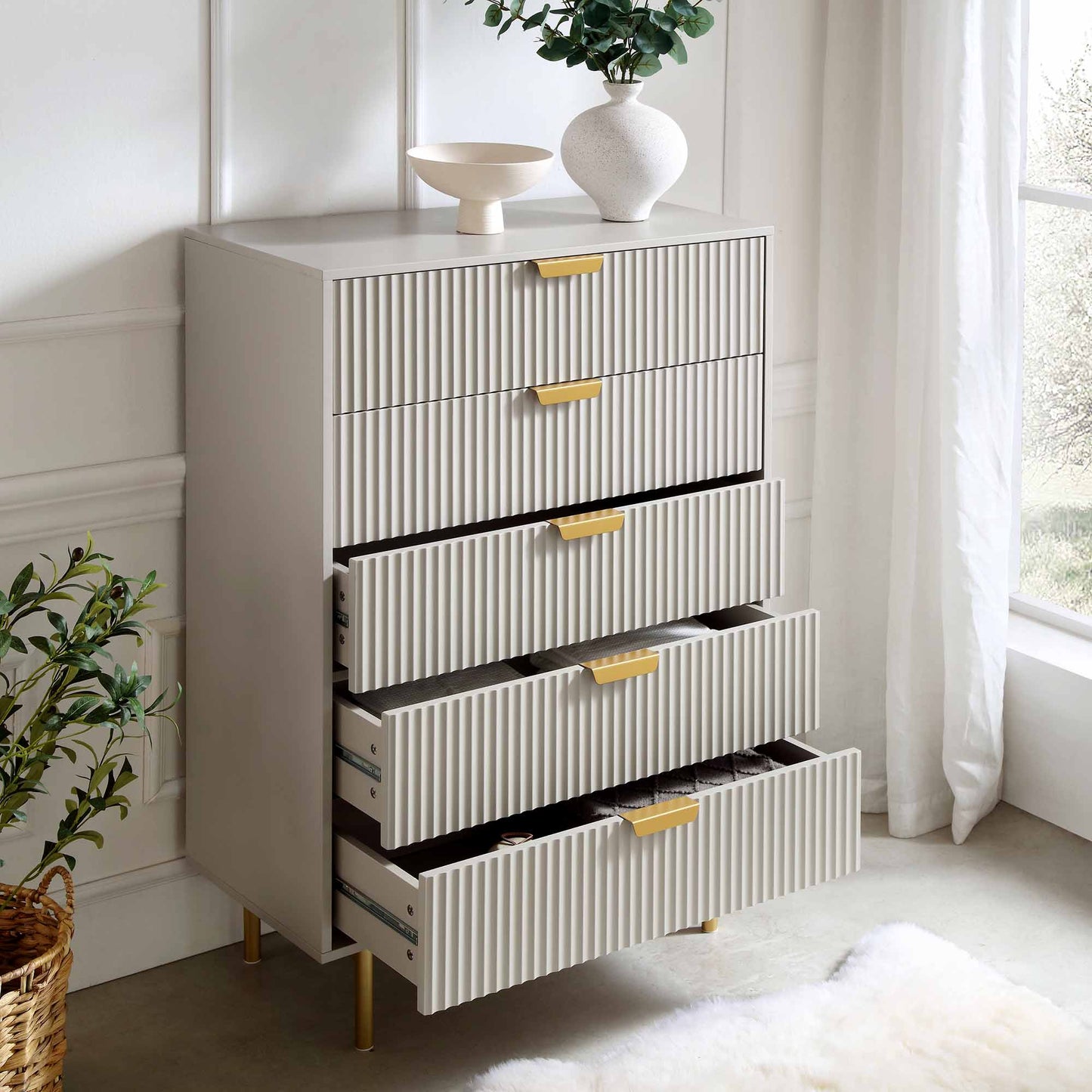 Commode striée Richmond à 5 tiroirs, taupe mat