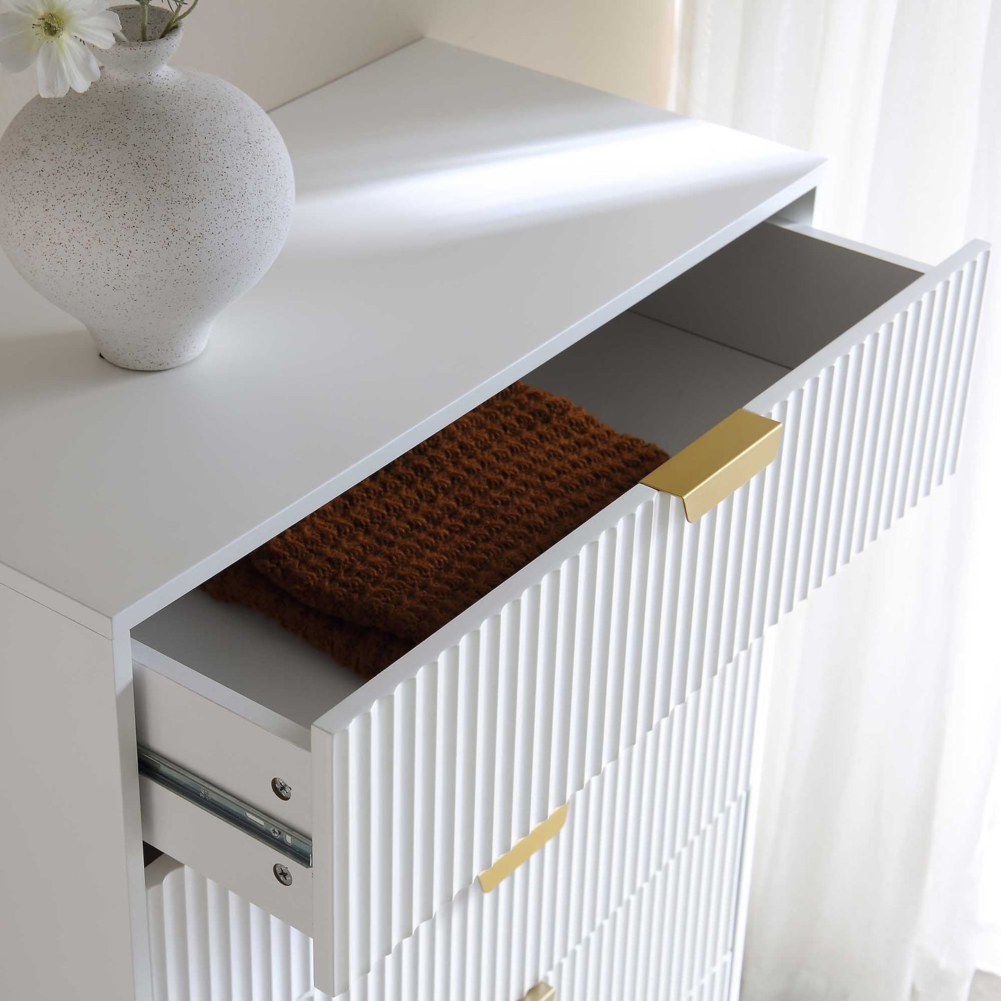 Commode striée Richmond à 5 tiroirs, blanc mat