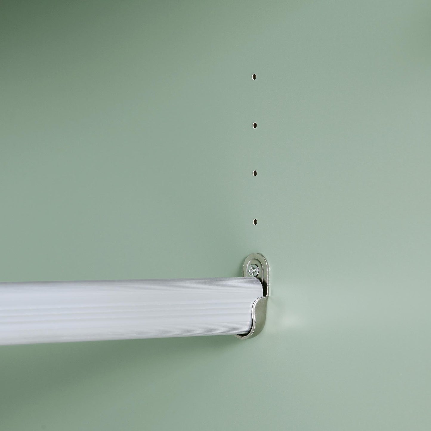 Armoire double striée Richmond avec tiroir, vert sauge mat