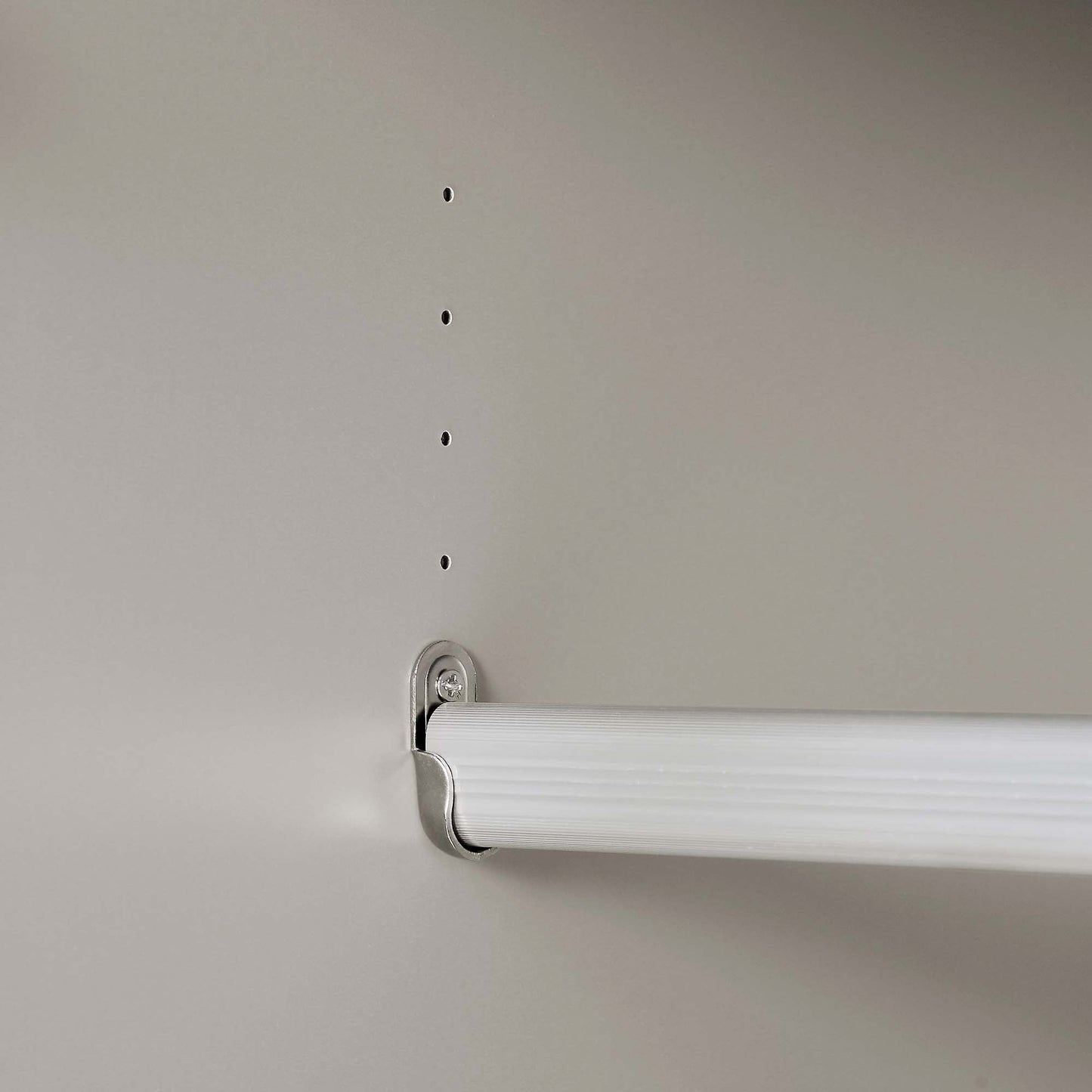 Armoire double striée Richmond avec tiroir, taupe mat