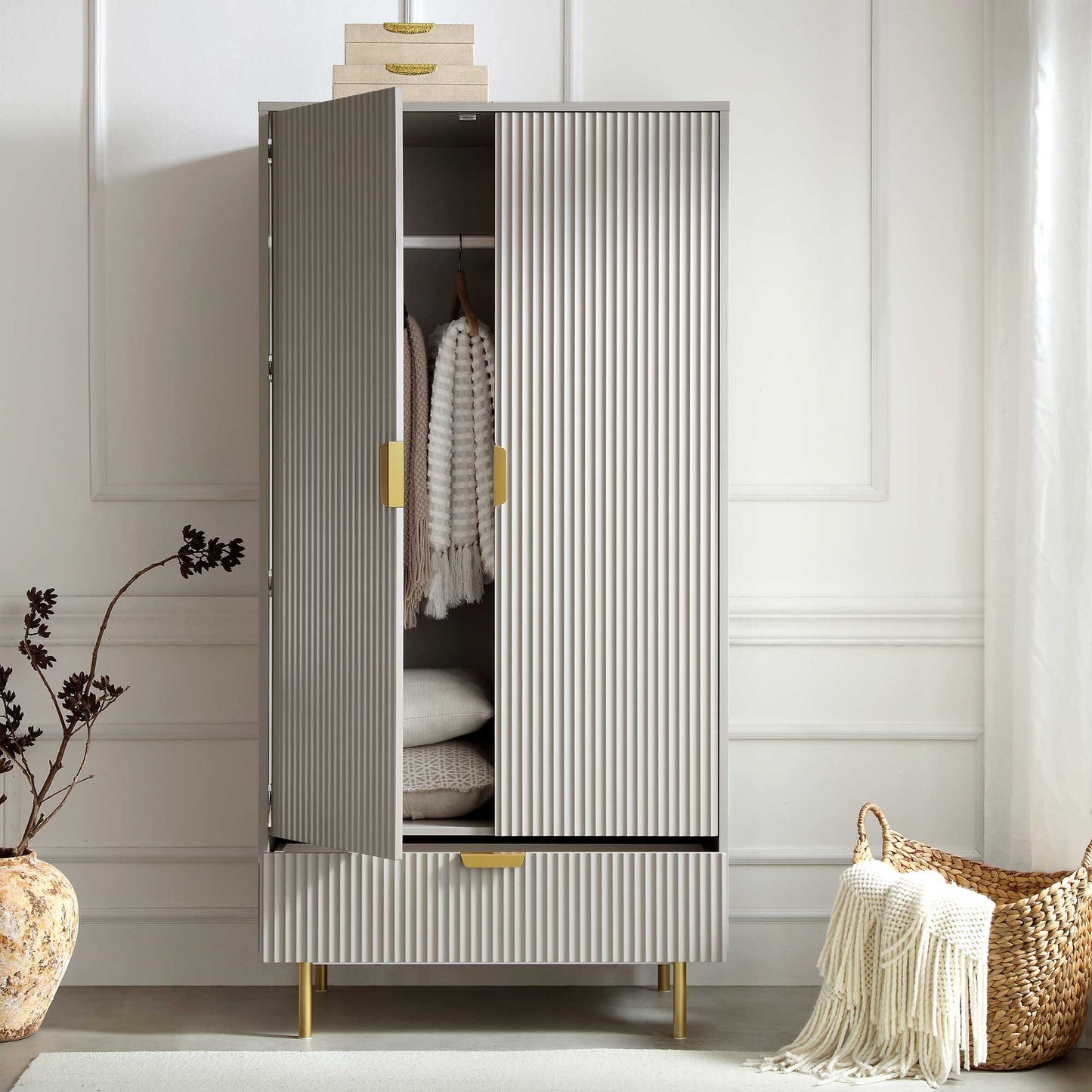 Armoire double striée Richmond avec tiroir, taupe mat