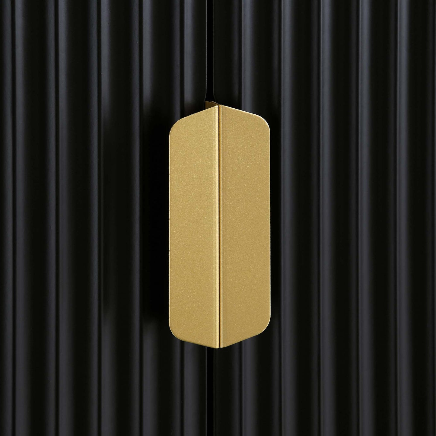 Bibliothèque haute Richmond striée avec portes, noir mat