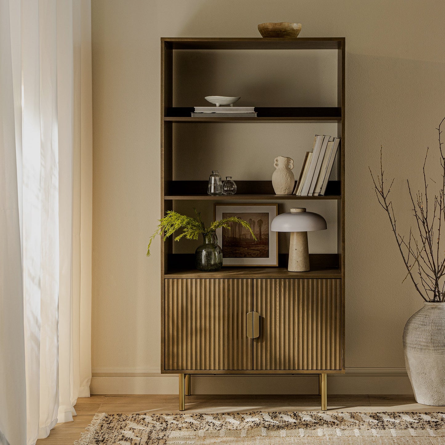 Bibliothèque haute striée Richmond avec portes, frêne foncé