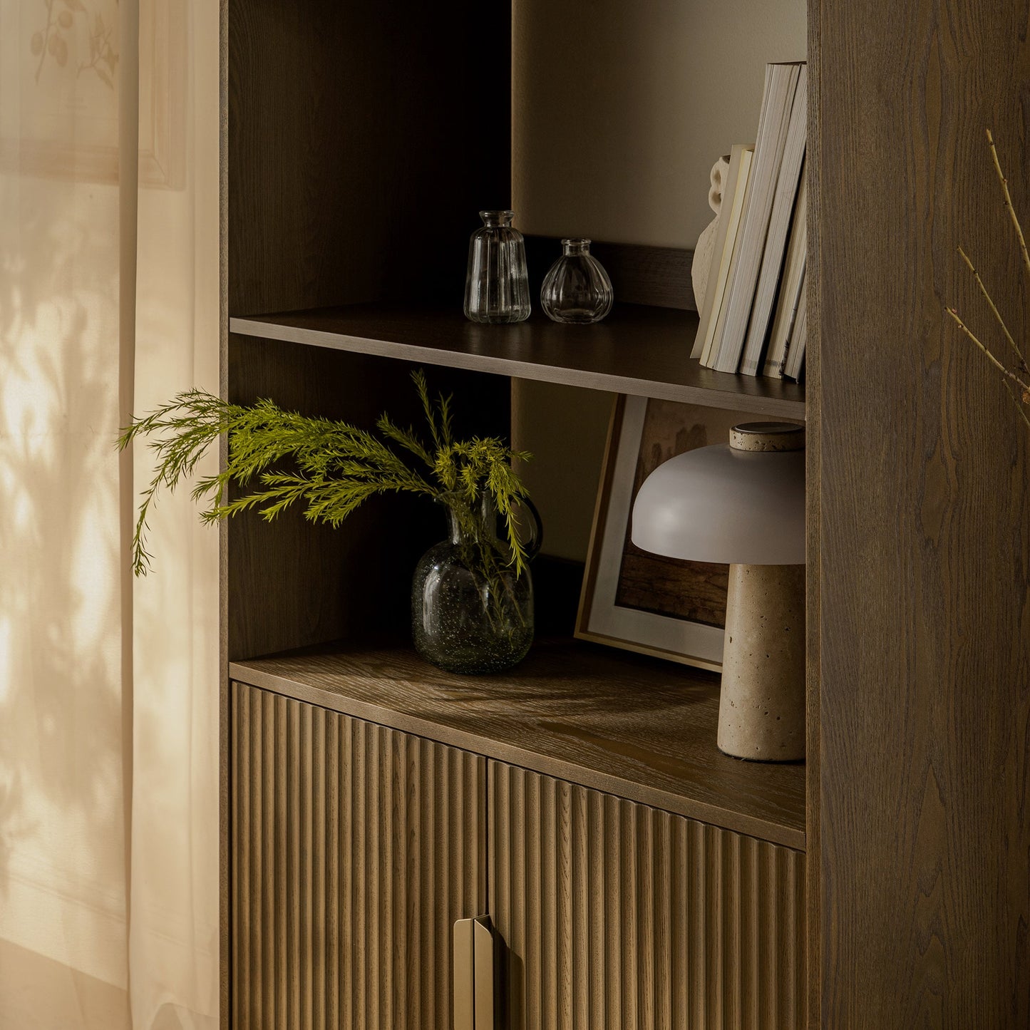 Bibliothèque haute striée Richmond avec portes, frêne foncé