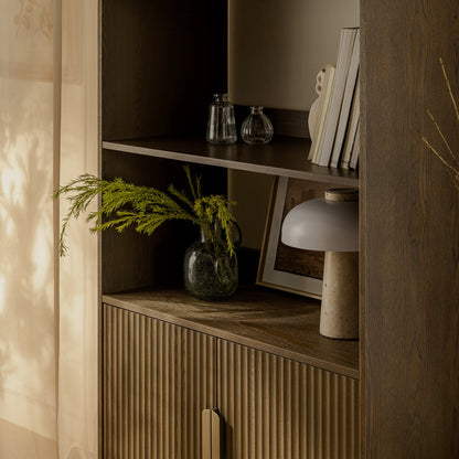 Bibliothèque haute striée Richmond avec portes, frêne foncé