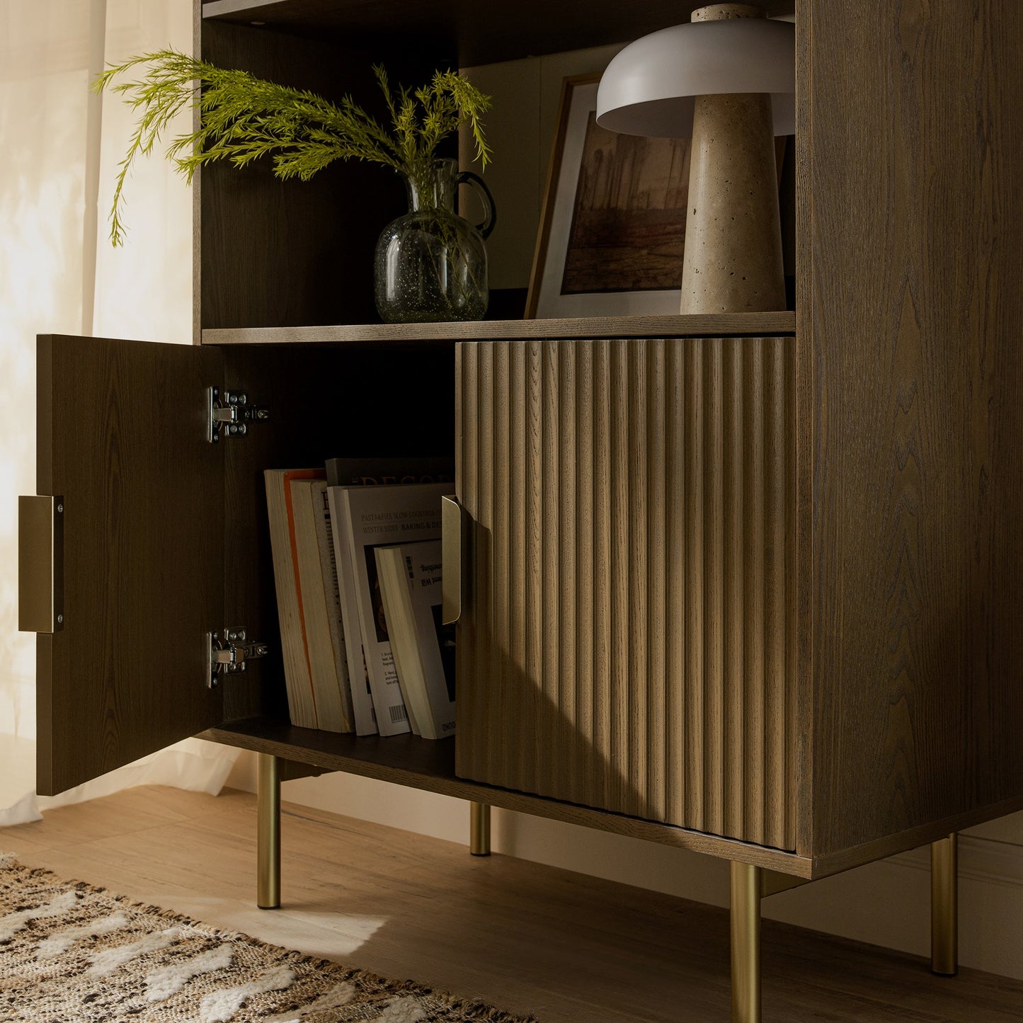 Bibliothèque haute striée Richmond avec portes, frêne foncé